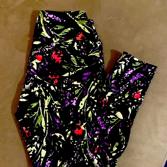 Black background LuLaRoe leggings - Picture 1 of 1